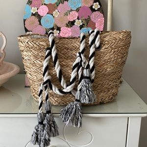 EUC Billabong Straw Beach Tote Bag 9/10 condition used once in Cancun poolside